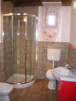 Douche, sĂšche-cheveux, bidet, serviettes fournies