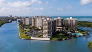 Un hotel de gran altura con varias plantas, una piscina y un puerto deportivo.