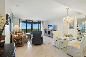 Smart-TV, DVD-Player, Bücher, Drucker