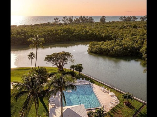 Walk To The Beach! Naples Condo w/Unobstructed Views Of The Gulf, Bay And Pool!