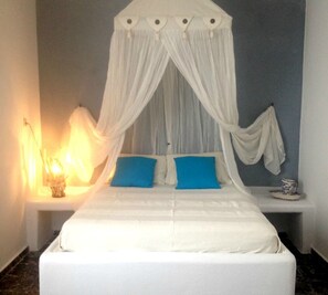 3 bedrooms, iron/ironing board, internet, bed sheets