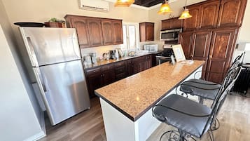 Jääkaappi, mikroaaltouuni, uuni, liesi