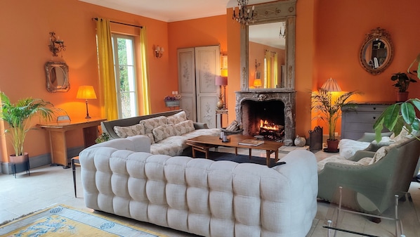 Smart TV, chimenea, Netflix y futbolito