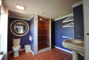 Dusche, Haartrockner, Handtücher, Toilettenpapier