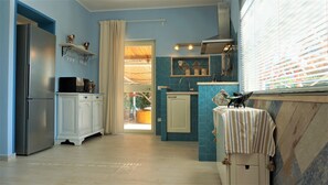 Fridge, microwave, stovetop, dishwasher - EXCLUSIVE VILLA WITH SWIMMING POOL, JACUZZI & GARDEN. *** Free WIFI *** (Terracina)