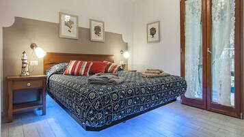 3 makuuhuonetta, tallelokero huoneessa, työpöytä, silitysrauta/-lauta