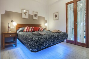 3 makuuhuonetta, tallelokero huoneessa, työpöytä, silitysrauta/-lauta