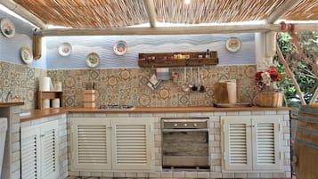 Kühlschrank, Mikrowelle, Herdplatte, Geschirrspüler