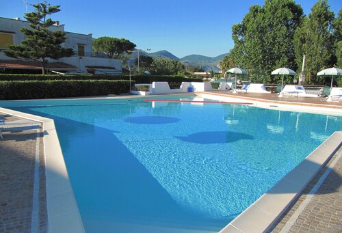 VILLA EXCLUSIVE AVEC PISCINE, JACUZZI ET JARDIN. *** WIFI gratuit ***