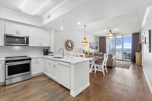 冷  蔵庫、電子レンジ、オーブン、コンロ