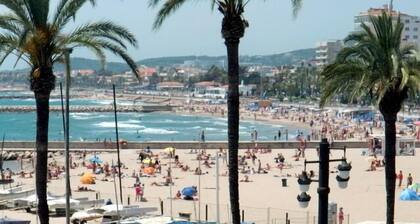 Sitges centre. Free Wi-Fi. Bright studio with terrace. 20meters beach. Very calm