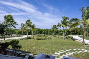 Property grounds - Lux Condo w/Views, Htd Pool, Priv. Beach, Golf Cart, Kayaks, AS SEEN ON HGTV (Governors Harbour)