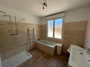 Duschwanne, Haartrockner, Bidet, Handtücher