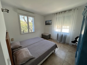 4 bedrooms, iron/ironing board, travel cot, free WiFi