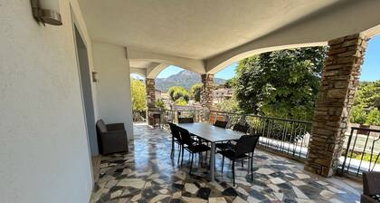 Beautiful air-conditioned house with heated pool near beach and city center