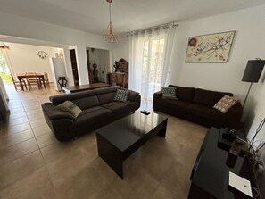 Fernseher, DVD-Player, Bücher