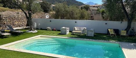 Een verwarmd zwembad