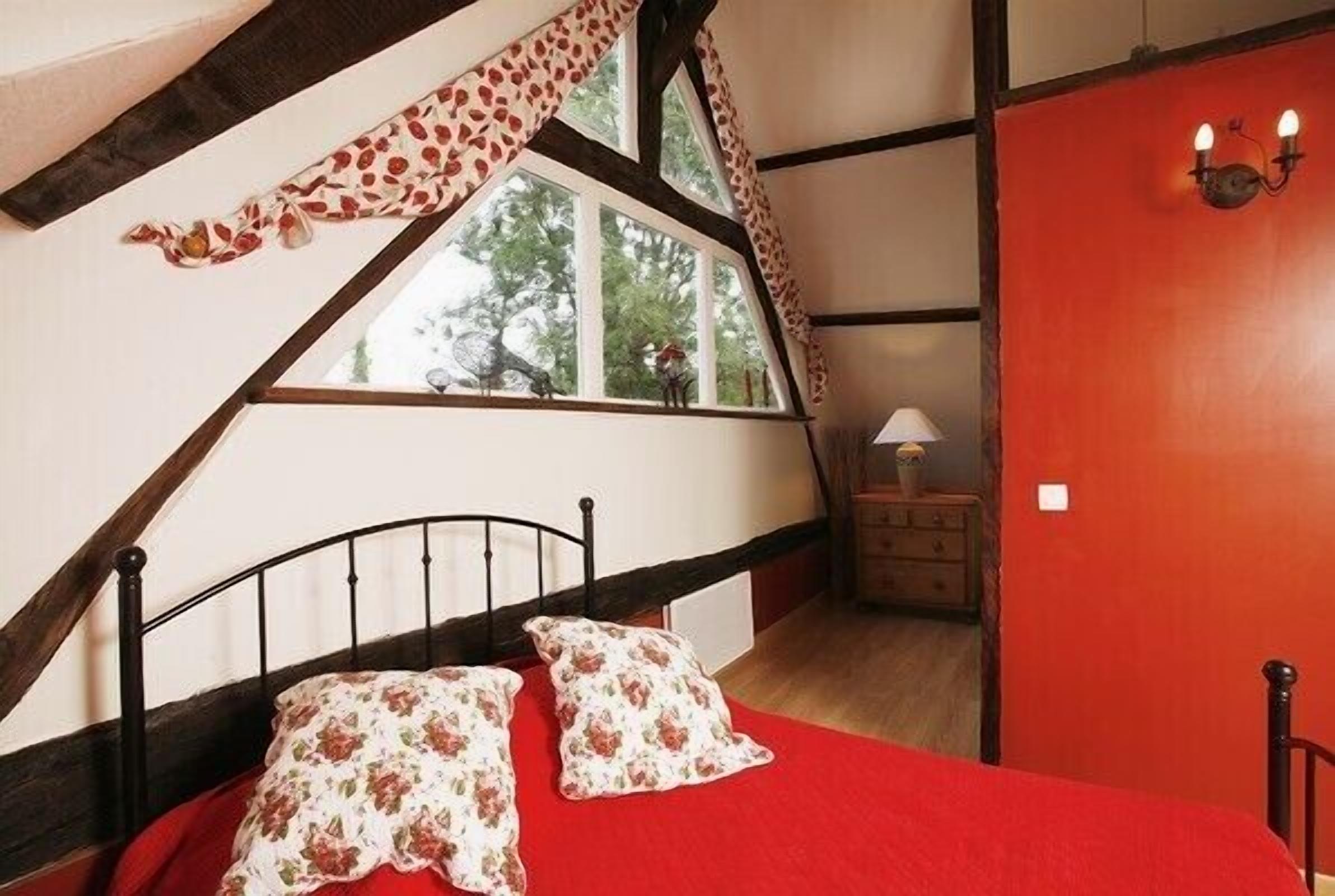 House surveying 3km from GUEDELON