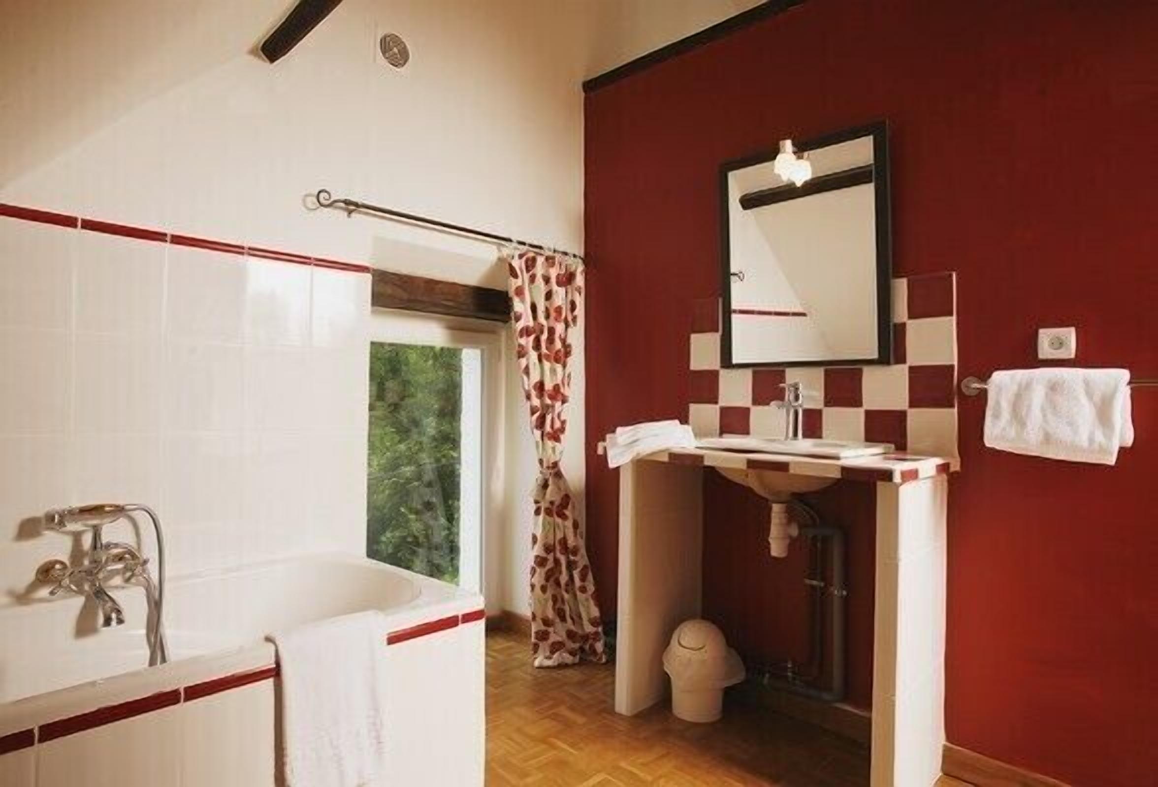 House surveying 3km from GUEDELON