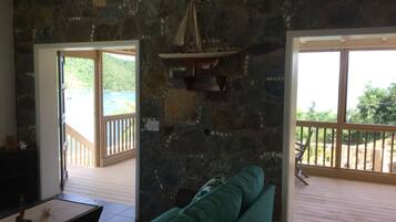 Télévision, lecteur de DVD, livres, vidéothèque