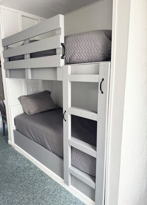 2 bedrooms, desk, iron/ironing board, free WiFi - One Bedroom Apartment with Separate Bunk Bed Area (Shrewsbury)