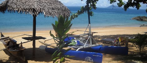 Perto da praia, espreguiçadeiras