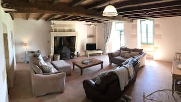 Smart TV, fireplace, DVD player, books