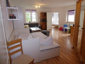 2 chambres, fer et planche à repasser, lit parapluie