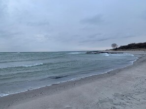 Una spiaggia nelle vicinanze, lettini da mare