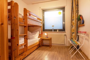 3 chambres, fer et planche à repasser, lit de bébé portatif