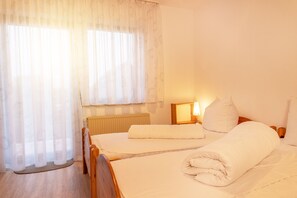 3 chambres, fer et planche à repasser, lit de bébé portatif