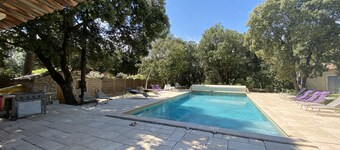 MELLOM LUBERON OG VENTOUX, HJEM 250 M ² 8 PERS. GDE svømmebasseng og 2500m² hage