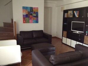 Smart-TV, DVD-Player, Bücher, Stereoanlage