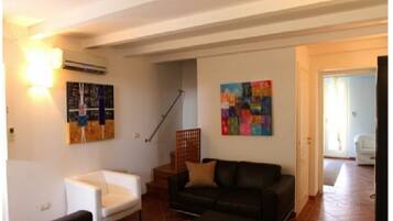 TV connectée, lecteur de DVD, livres, chaîne hi-fi