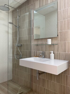 Bathtub, hair dryer, towels - Magnificent Villa in lush greenery with Pool  (Porto-Vecchio)