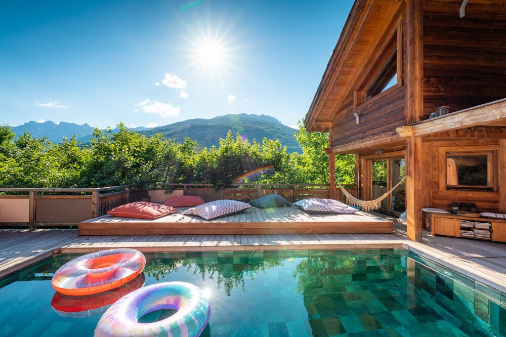 Serre Chevalier 1200 luxury chalet, relaxation area, sauna, spa, home cinema