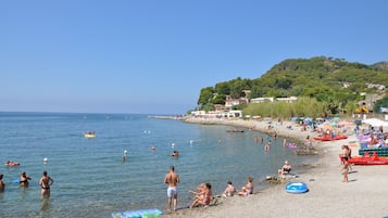 Nära stranden och solstolar