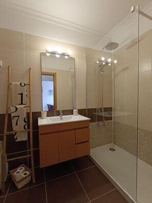 Combined shower/bathtub, hair dryer, bidet, towels - Dream Holidays @ Santa Luzia Tavira (Santa Luzia - Tavira)