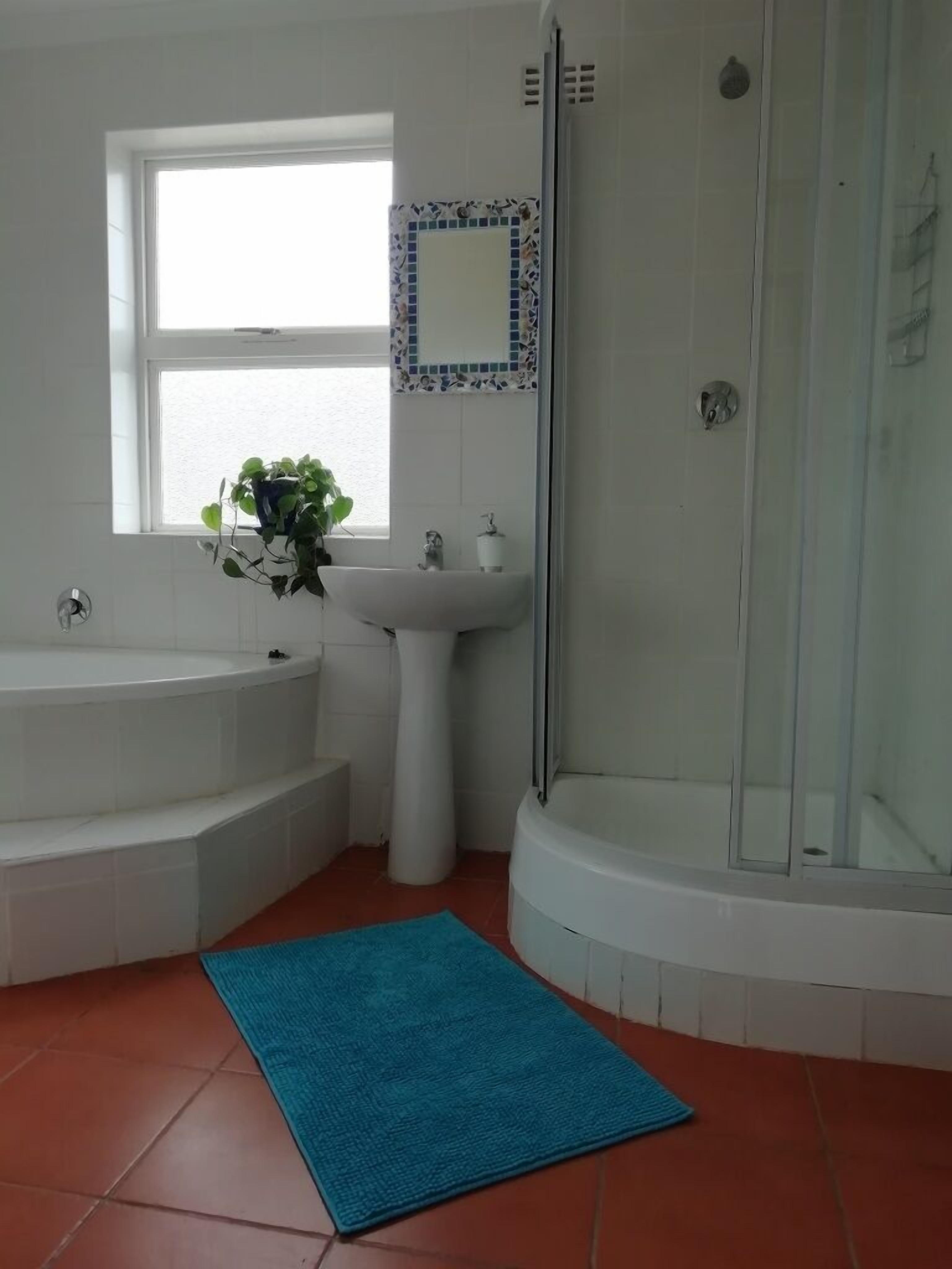 Spacious, Light and Ideally Located -100 m to Beach,1h to Cape Town,South Africa