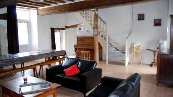 Fernseher, Kamin, Bücher