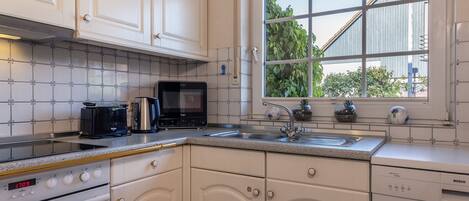 Køleskab, mikrobølgeovn, ovn, kogeplade