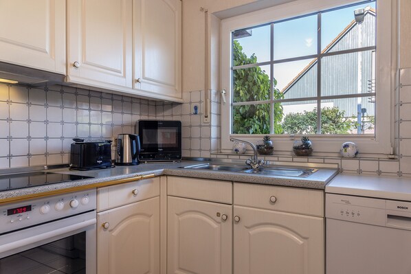 Fridge, microwave, oven, stovetop - Space and comfort galore: In the terraced house of about (Harlesiel)