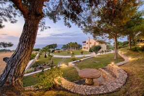 Property grounds - Four-Bedroom Private Family Villa with Pool, 400m from the Beach. Villa Russelia (Kamiros skala)