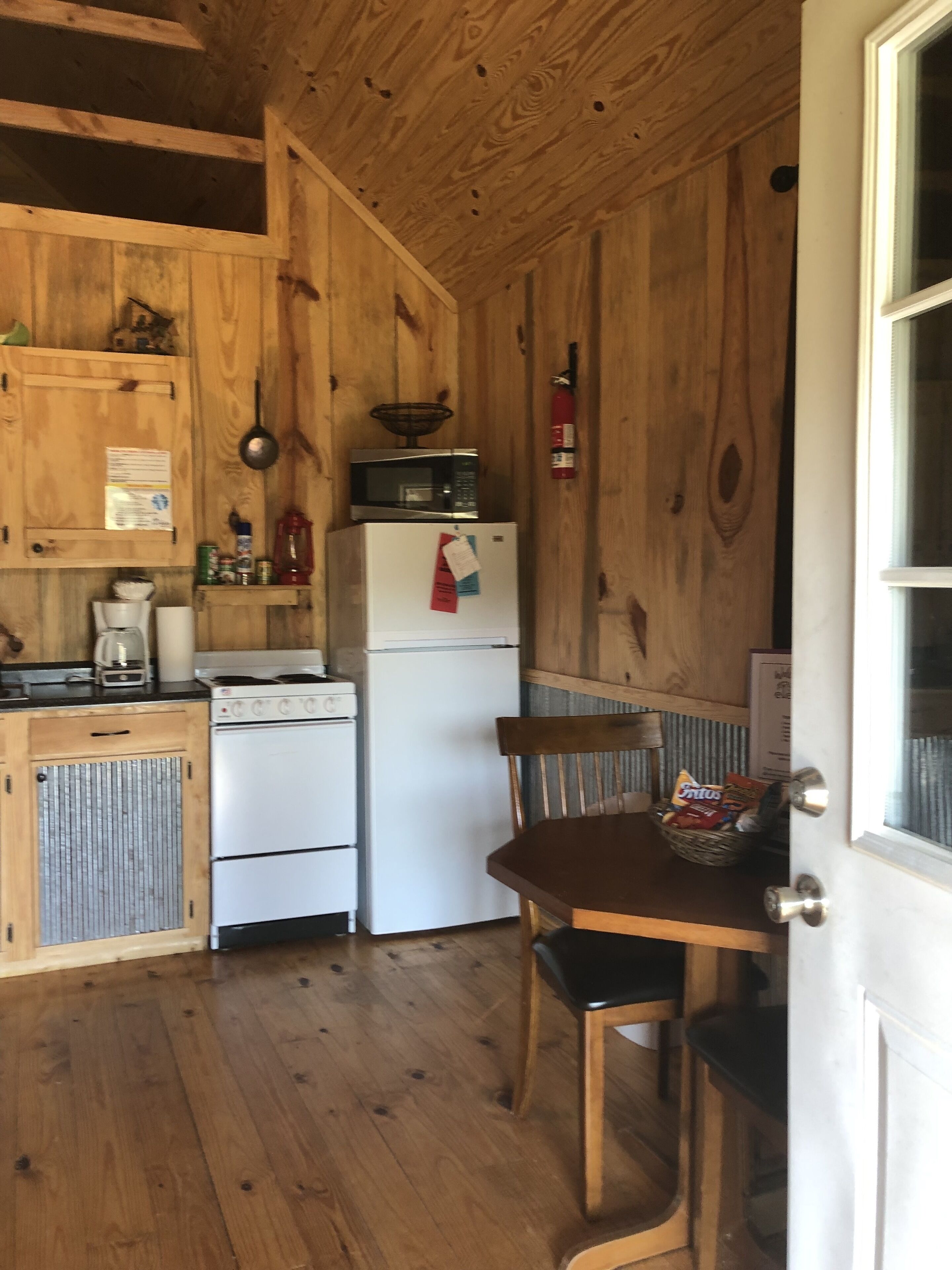 Cozy Creekside Scarlet Cabin on the Creek with 2 sandbars