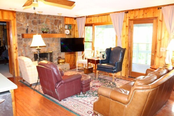 Televisie, een open haard en een dvd-speler