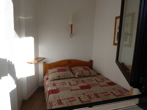 1 bedroom, travel cot