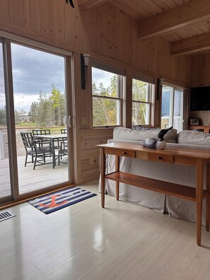 Smart TV - Sea Breezes is an elegant waterfront house (Tremont)