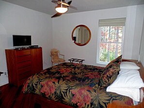 2 bedrooms, iron/ironing board, free WiFi, bed sheets - Upscale Dog Friendly Peaceful Cottage Near Town & TV  Fun (Hendersonville)