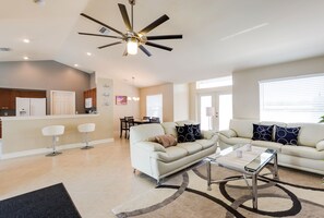 Smart-TV, DVD-Player, Bücher, Musikbibliothek