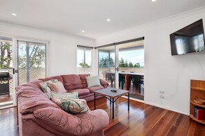 Smart-TV, DVD-Player, Bücher, Stereoanlage